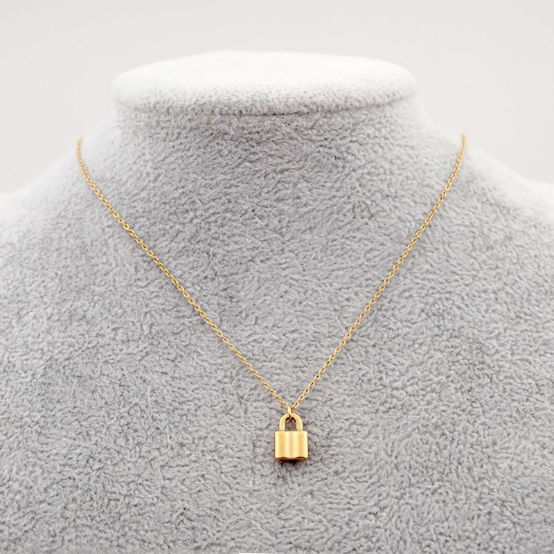 Kleine herzförmige einfache Anhänger Titan Stahl dünne Kette Mode Schlüsselbein Kette Mädchen Herz Gold Schloss Halskette_voghion.com