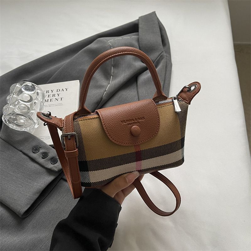 Mini sac bandoulière à carreaux, tendance été 2025_voghion.com