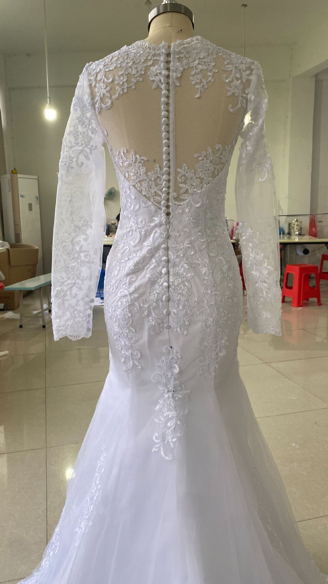 Damen Hochzäitskleed am Stil vun engem schlanke Fëschschwanz-Kleed mat enger Schëller an engem laangen Äermel, leaky back_voghion.com