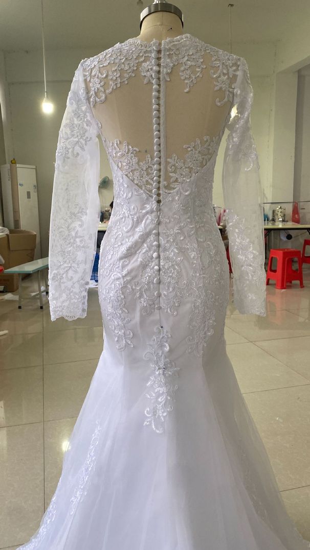 Damen Hochzäitskleed am Stil vun engem schlanke Fëschschwanz-Kleed mat enger Schëller an engem laangen Äermel, leaky back_voghion.com