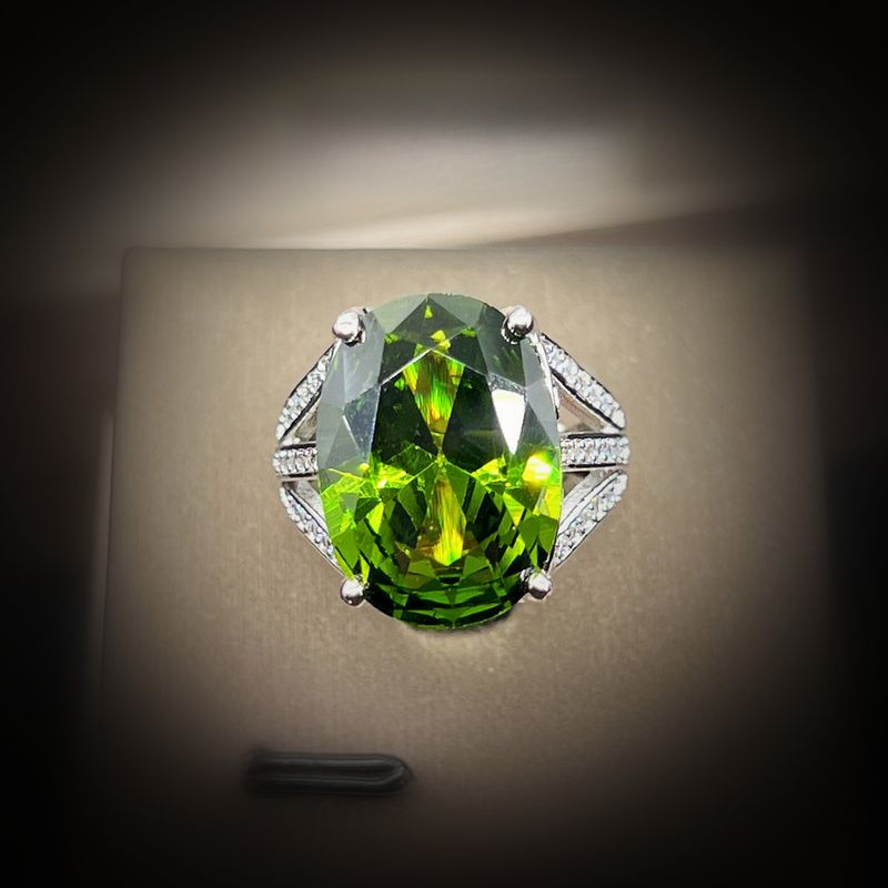Fashion Luxury Ladies Ring Mint Emerald Ring Grand Carat Champagne Diamond Colored Treasure Ring Engagement Proposal Wedding Anniversary Ring_voghion.com