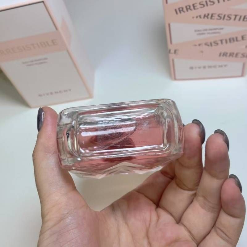 Vânzare fierbinte Versiune cu logo-ul mărcii Ediție limitată IRRESISTIBLE Pudră Sticlă FOARTE FLORALĂ Femei 100 ml EAU DE PARFUM Cadou premium_voghion.com