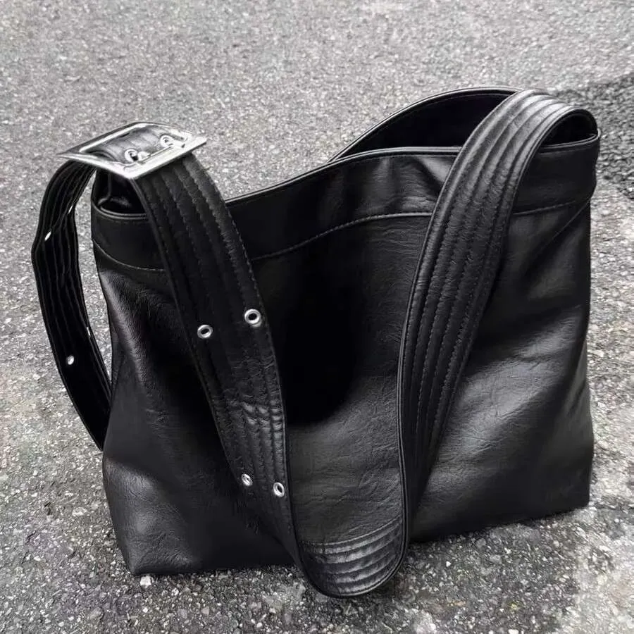 Borsa a tracolla singola in morbida pelle nera con tracolla larga e capiente, stile pigro, design di nicchia_voghion.com
