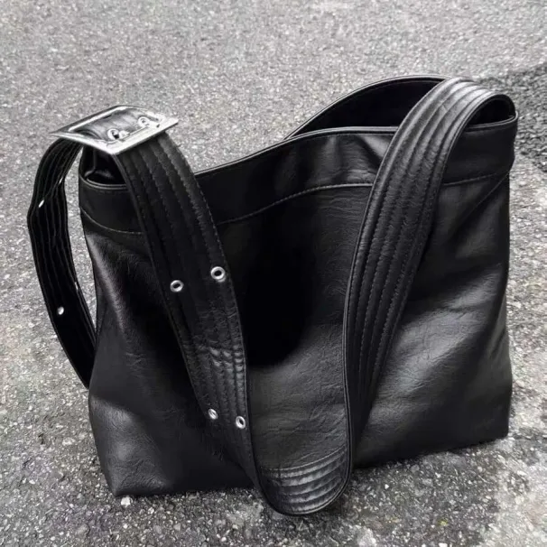 Borsa a tracolla singola in morbida pelle nera con tracolla larga e capiente, stile pigro, design di nicchia_voghion.com