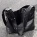 Borsa a tracolla singola in morbida pelle nera con tracolla larga e capiente, stile pigro, design di nicchia_voghion.com