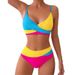 Bikini da spiaggia con spacchi laterali, coordinato con i colori dell'abbigliamento femminile_voghion.com