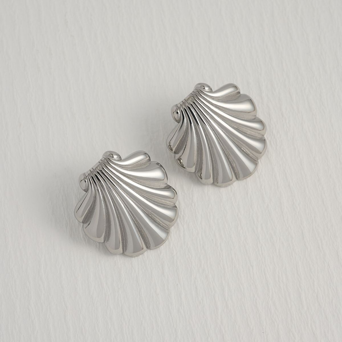 Retro-Ohrringe aus plattiertem Titanstahl mit Muschel-Faltenstreifen_voghion.com