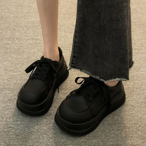 Sapatos femininos de couro com sola grossa estilo britânico, calçados esportivos pretos de primavera e verão, versáteis e modernos, 2025_voghion.com