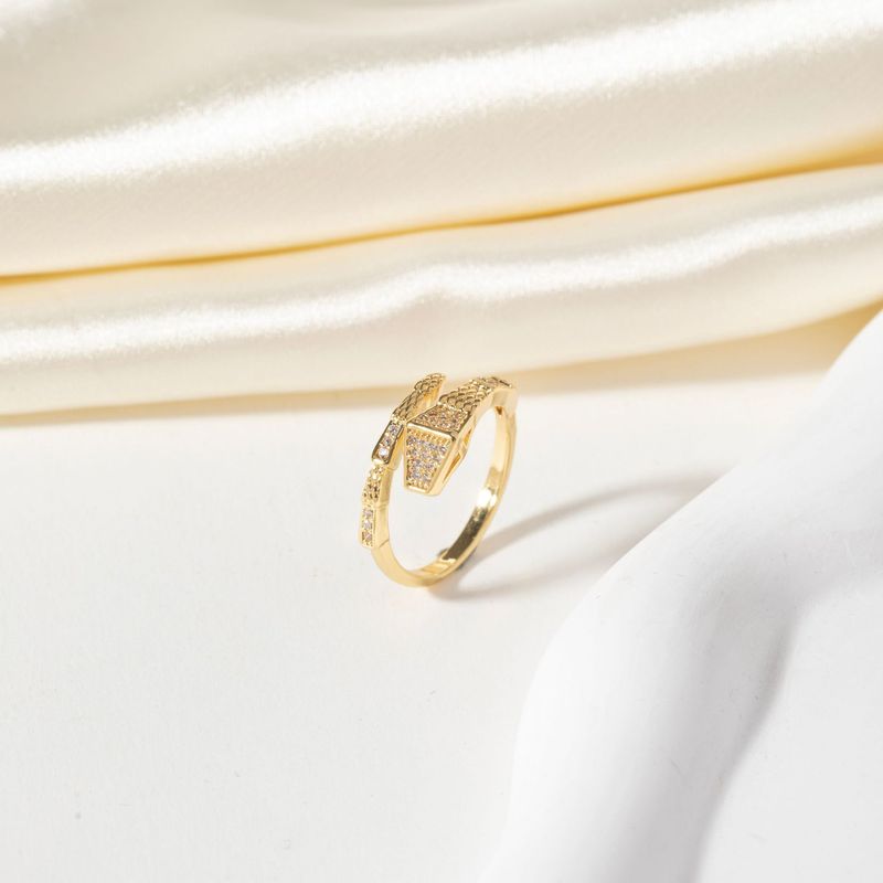 Anello da donna a forma di serpente con personalità in zircone micro intarsiato di lusso leggero, placcato in rame, placcato in oro, anello regolabile aperto, gioielli da mano_voghion.com