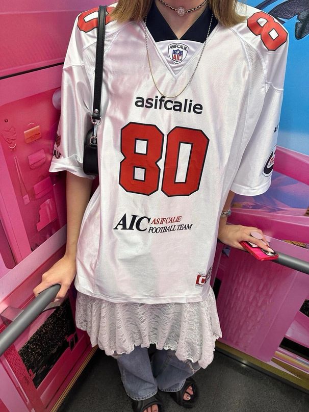 Top in jersey patchwork ispirato al K-Pop Minji - Maglietta ampia a maniche corte con ricamo e scollo a V_voghion.com