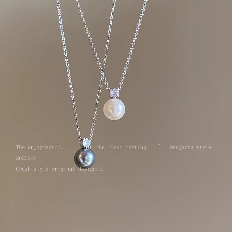 Colar feminino elegante e sofisticado com design exclusivo de pérolas quebradas em prata, perfeito para a clavícula. Versátil e popular._voghion.com