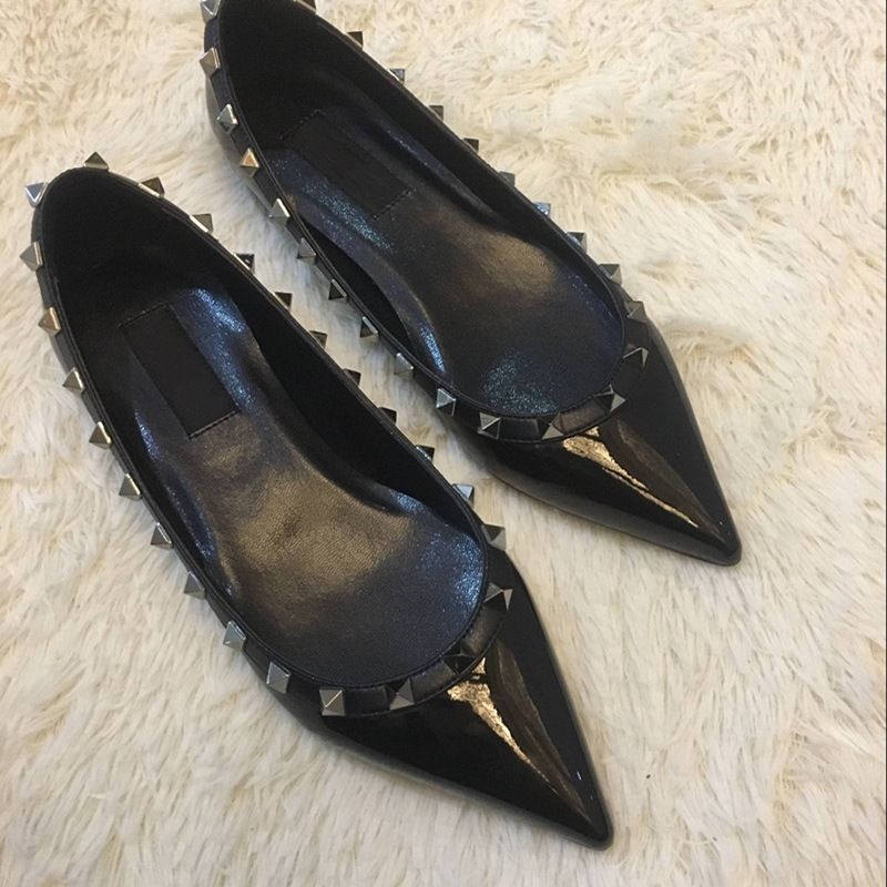 V Brand Rivet Pointed Toe für Damen 2023 Frühling Echtes Leder Flacher Mund Nieten Flach Vielseitige klassische Bootsschuhe_voghion.com