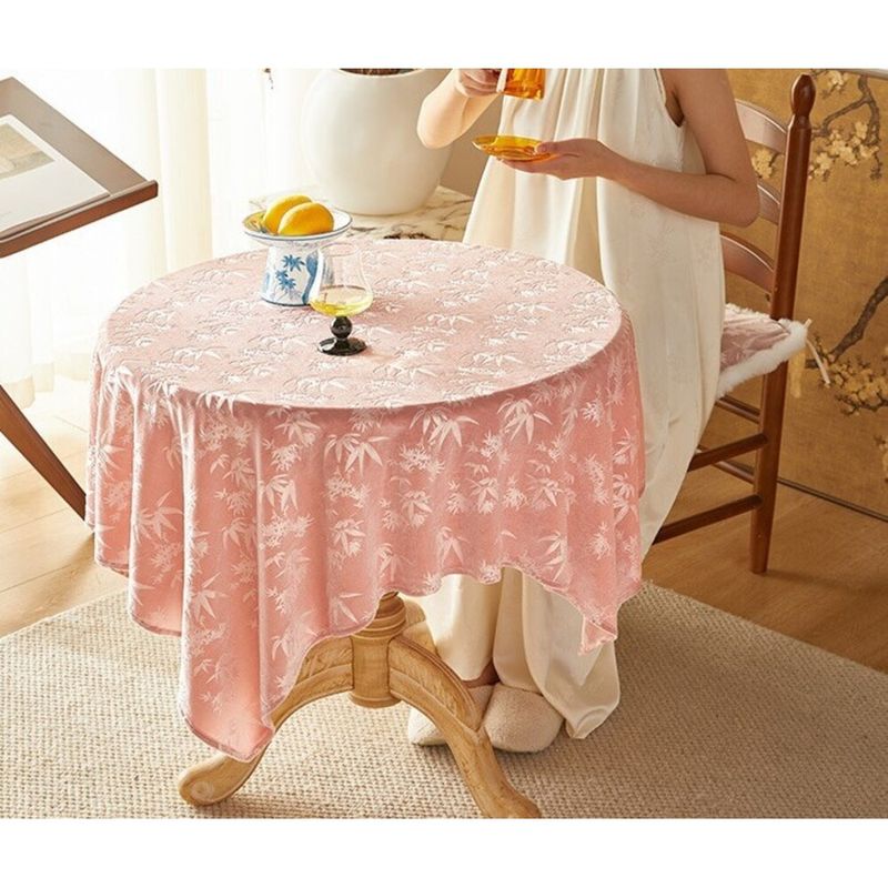 Mantel redondo rosa con ambiente informal y lujoso._voghion.com