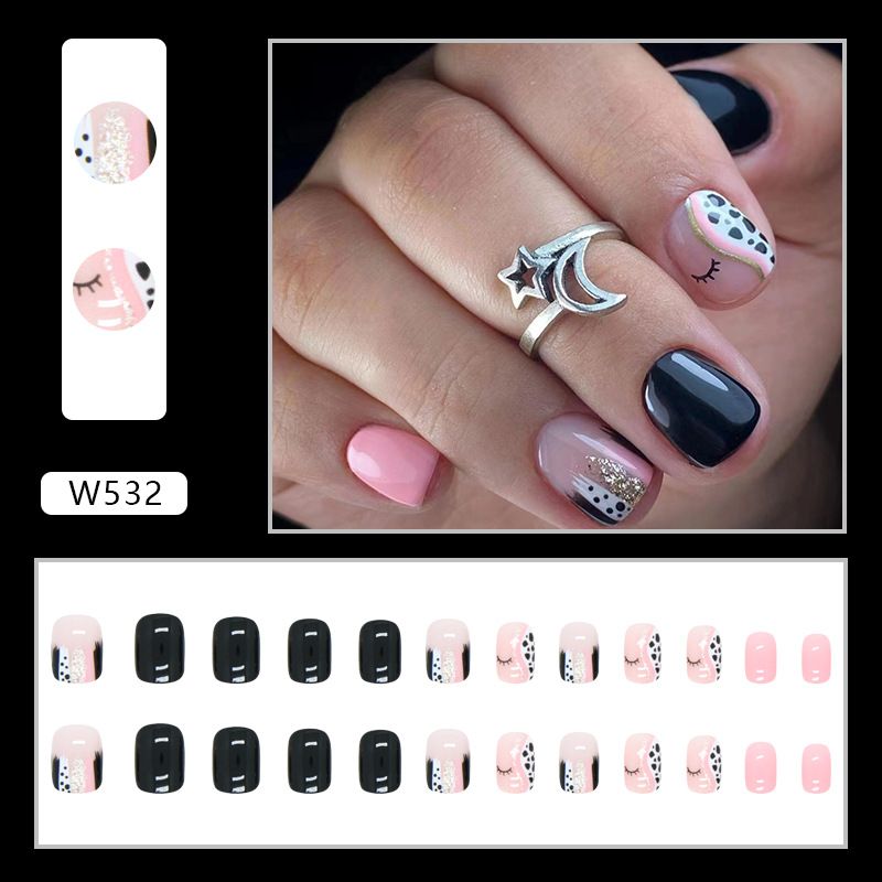 Kurzes, quadratisches, einfarbiges Nageldesign mit schwarzen und weißen Punkten und Wimpern. Künstlicher Nagel. Tragbares Nagelstück. Fertiges, abnehmbares Nagelstück._voghion.com