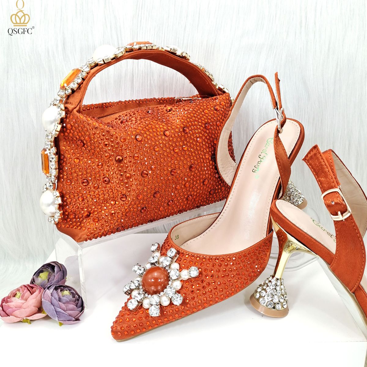 Damenschuhe Schlichtes Party-Set aus spitzer Damenschuhe und Tasche mit Diamantriemen am Griff_voghion.com