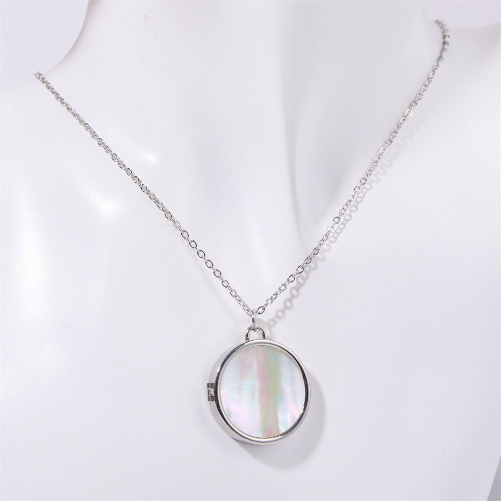 Collana con ciondolo a conchiglia minimalista da donna con cornice magnetica per foto - Design quadrati e rotondi in oro e argento_voghion.com