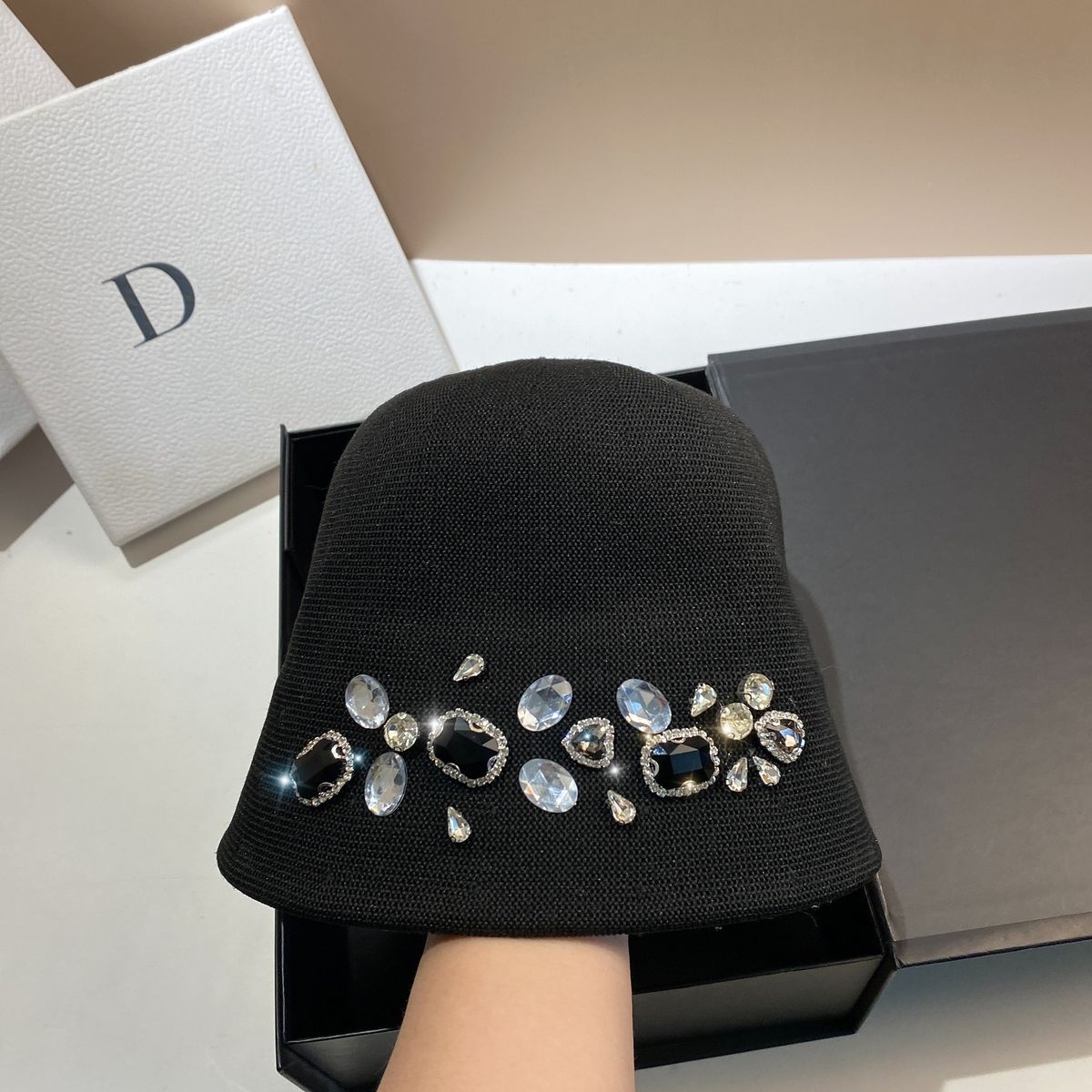 2025 Koreanische Promi-Stil Schwere Strass Eis Seide Eimer Frühling Sommer Dünne Atmungsaktive EINE Version Gesicht Abnehmen Fischer_voghion.com