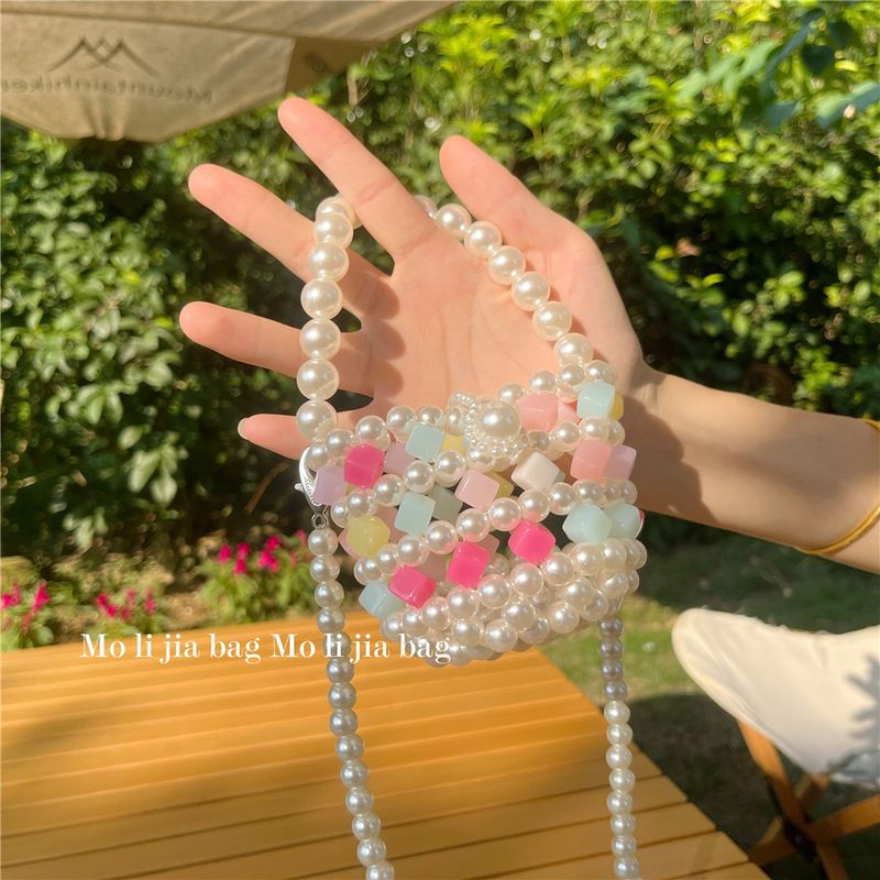 Borsa a secchiello rotonda cava intrecciata in materiale perlato fai da te con perline color caramella e cuore da ragazza dei sogni_voghion.com