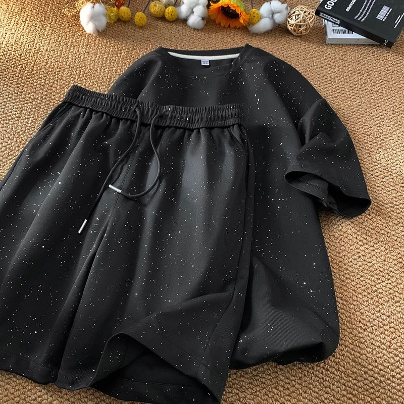 Herrenbekleidung Schwarzer lässiger Sportanzug voller Sterne Design Lose T-Shirt Shorts Zweiteiliger Anzug_voghion.com