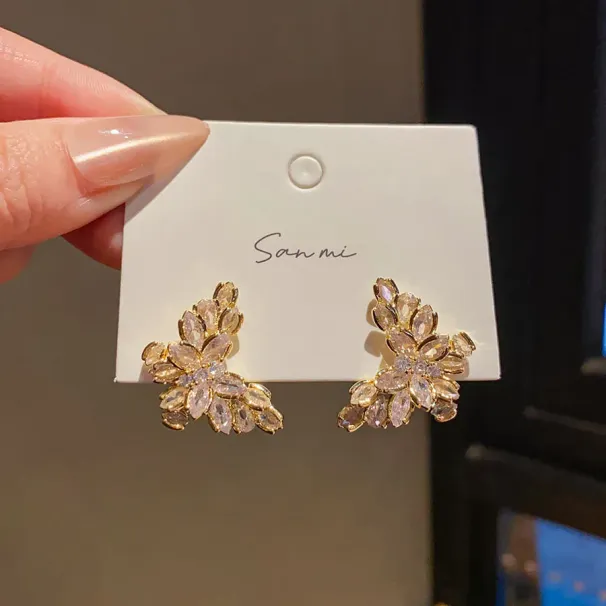 Orecchini a bottone con motivo floreale color oro, brillantini rotondi in zirconia cubica, delicati e glamour, per look quotidiani o raffinati._voghion.com