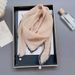 Fortschrittlicher Damen-Schal aus einfarbigem Tencel mit französischem Anhänger, kleinem duftendem Magnetknopf, 70 Quadraten, dünner Gaze_voghion.com