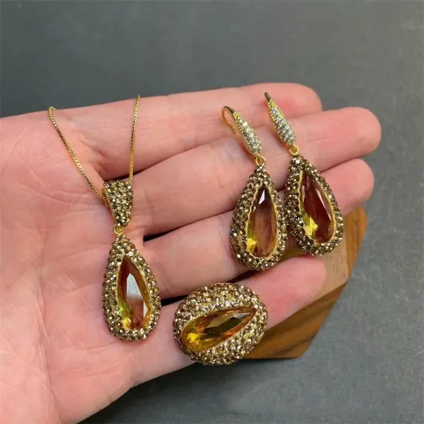 Collana Orecchini Set Sudan Pietra Turca Gioielli che cambiano colore Strass Forma a goccia Zultanite Cristallo 3 pezzi_voghion.com