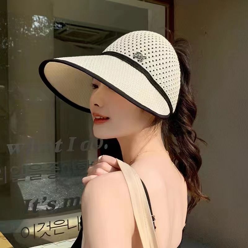 En verano, el sombrero para el sol para mujeres mayores es un sombrero que protege la cara, el protector solar, transpirable, con aleros delgados y parte superior vacía._voghion.com