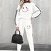 Conjunto feminino com capuz e calça jogger com estampa de carinha sorridente – 9019 Conjunto esportivo gráfico (branco/preto, tamanhos P-XXG)_voghion.com