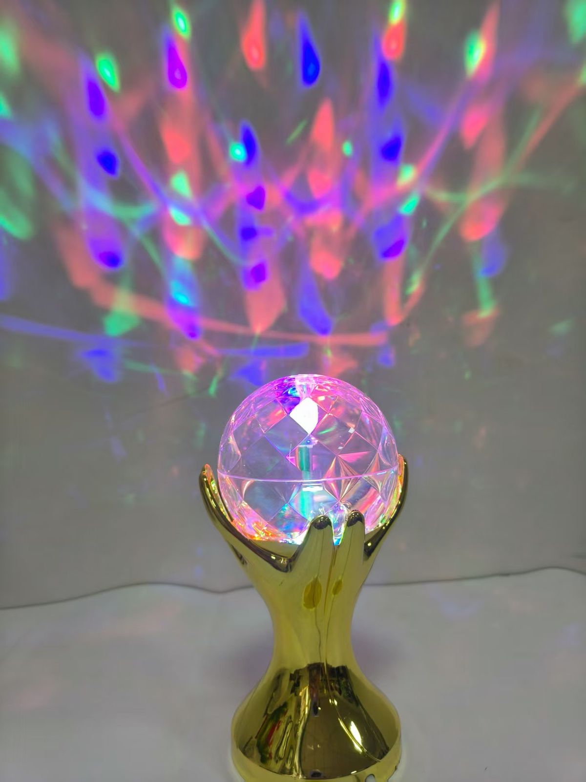 Rotierendes RGB-Partylicht der magischen Fußballweltmeisterschaft – Stromversorgung über 220 V/USB, Boden- und Tischinstallation, mehrfarbige dynamische Projektion für KTV und Bar_voghion.com