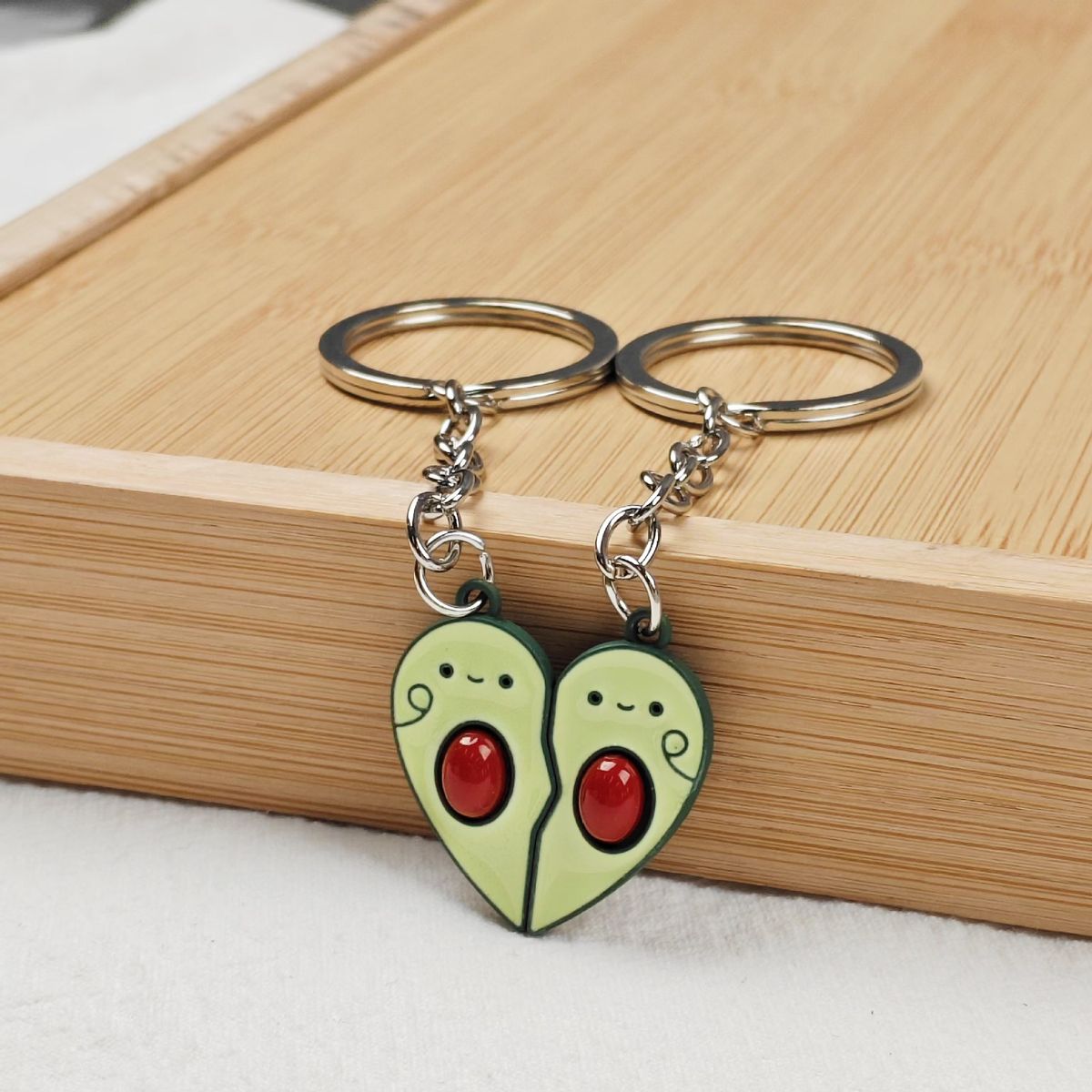 Nuovo portachiavi con ciondolo a forma di avocado per ragazze, adatto per borse e zaini._voghion.com