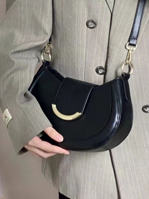 Nova torba za čez ramo Saddle Senior Sense iz leta 2023, starinska, retro, vroča punca, pod pazduho, nasmejana, z nasmehom na obrazu._voghion.com