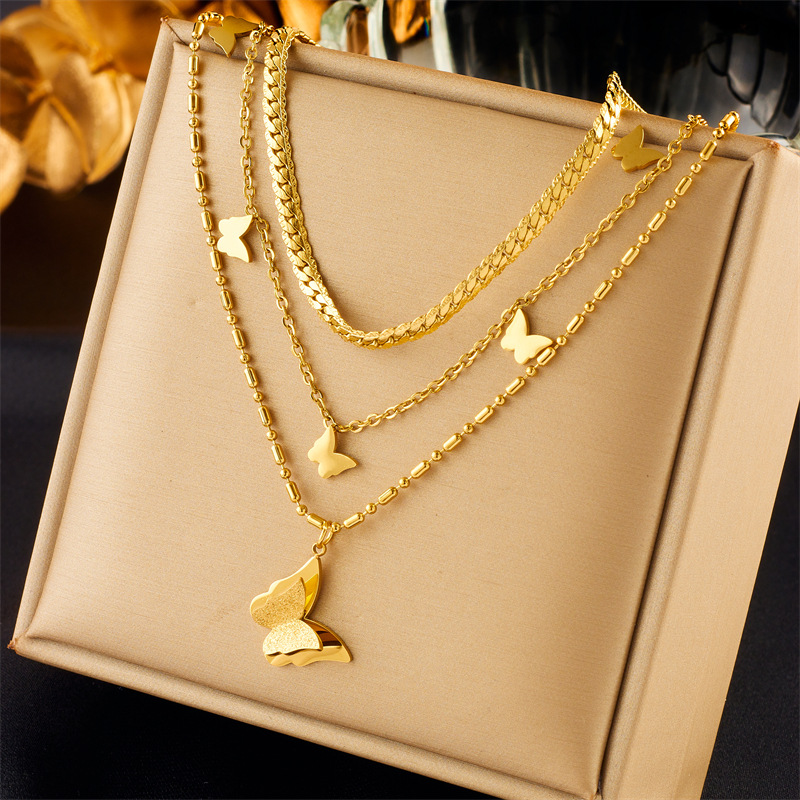 Collana di lusso leggera alla moda, design di nicchia semplice di alta qualità, catena impilata in acciaio al titanio multistrato, collana con ciondolo a farfalla liscia_voghion.com