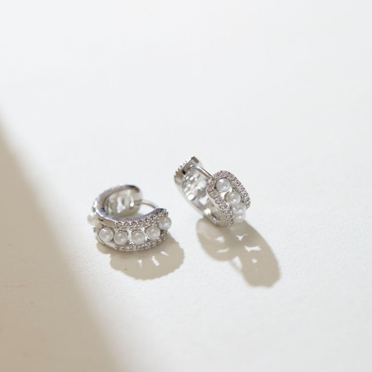 Orecchini a cerchio piccoli versatili per pendolari con perle leggere e squisite, temperamento vintage di alta qualità, orecchini a spirale moquito_voghion.com