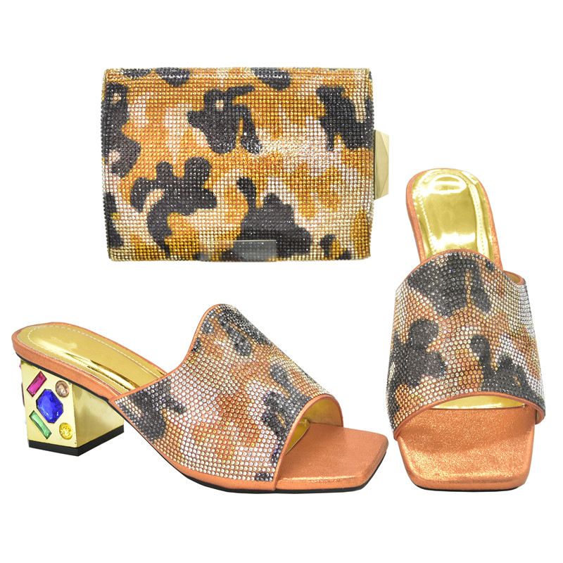 Lässiges Set mit quadratischem Kopf und klobigem Absatz, Sandalen und Handtaschenset mit Camouflage-Graffiti-Stick und Diamanten im gleichen Stil_voghion.com