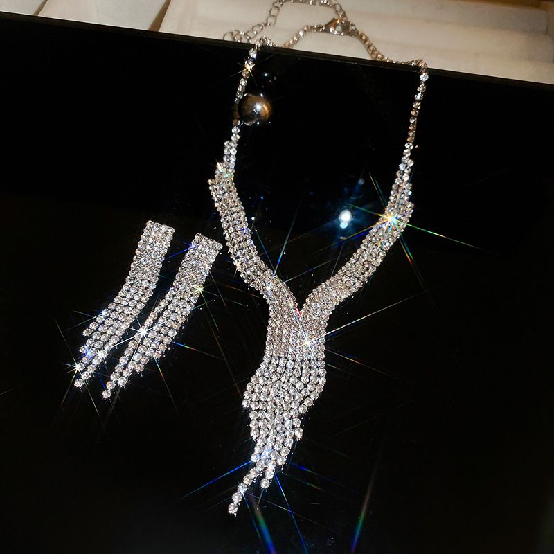 Pendientes de collar con borla de gota de agua adornados con diamantes de estilo de diseñador, conjunto de dos piezas, cadena de clavícula de lujo ligera, accesorio de collar de sensación de gama alta_voghion.com
