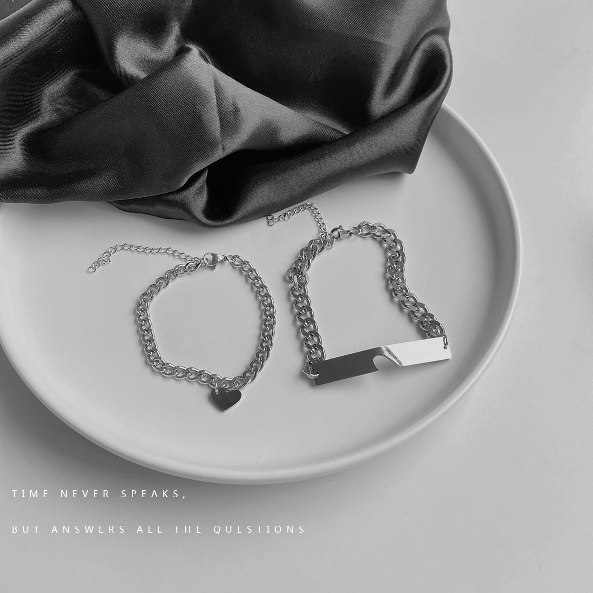 Bracciale a forma di cuore cubano in acciaio al titanio con lo stesso stile, per coppie di uomini e donne, semplice, versatile e alla moda, con etichetta rettangolare._voghion.com