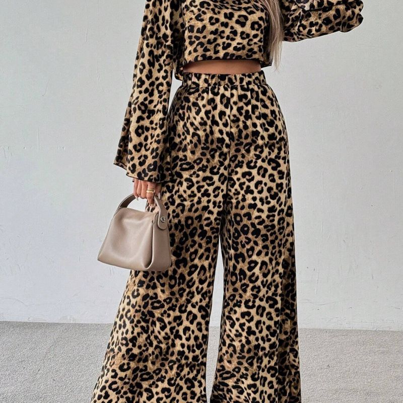 Completo da donna composto da 2 pezzi con stampa leopardata, scollo rotondo, top corto a maniche lunghe e pantaloni a gamba larga_voghion.com