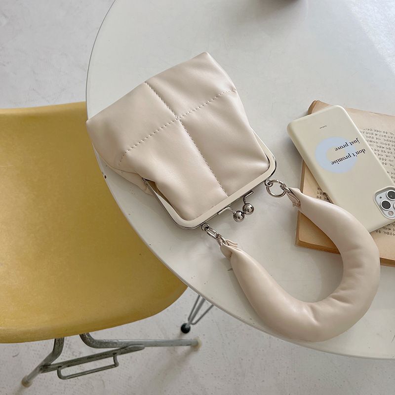 2024 Early Spring New Handheld Casual Instagram Small Design Korean Clip Women's Chain Single Shoulder Diagonal Straddle_voghion.com