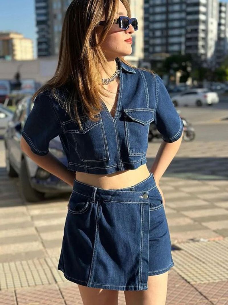 Zweireihiges Jeans-Set für Damen – kurzes Hemd mit V-Ausschnitt und hoch tailliertem Rock und Shorts, lässiges Streetwear-Zweiteiler-Outfit_voghion.com