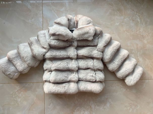 Wintermantel aus Kunstpelz für Kinder – Prinzessinnen-erprobte Kurzjacke mit luxuriöser Plüschstruktur – Weiß-Schwarzer „Totoro“-Stil – 90–150 cm, Einknopfverschluss_voghion.com