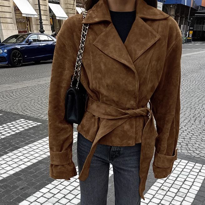 Blazer élégant en daim avec revers crantés et fermeture à double boutonnage – Finition mate douce pour la mode automne/hiver_voghion.com