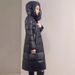 Casaco longo acolchoado feminino - Jaqueta de inverno justa na altura do joelho com 55% de plumas de pato branco, acolchoado de 9 painéis, cintura com cinto e capuz (tamanhos M-2XL)_voghion.com