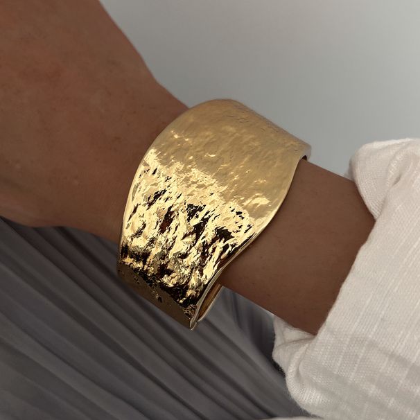 Nueva pulsera irregular de moda con textura martillada ancha y exagerada_voghion.com