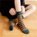 2 db őszi-téli vastagított és meleg gyapjúból készült, divatos, British Academy stílusú, gyémántkockás női zokni_voghion.com