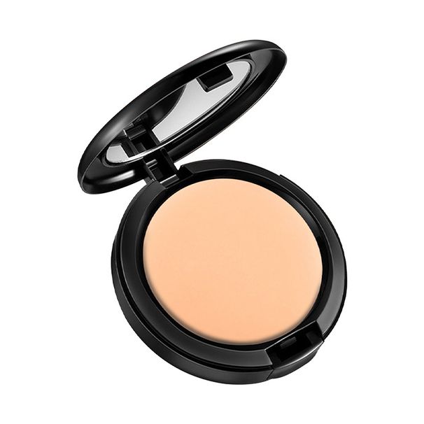 Ličila vizažistke so prozorna, navlažena in lahka, podlaga pa dobro prekriva in posvetli ten kože._voghion.com