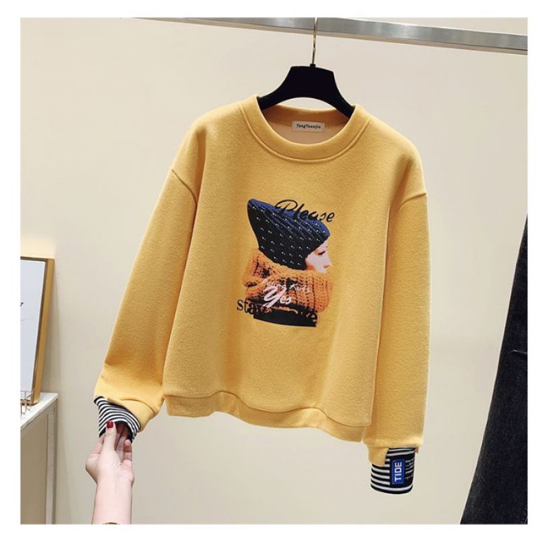 "Set con felpa oversize in denim e cappuccio color-block: jeans dritti e comodi con top stampato alla moda per un look streetwear disinvolto"_voghion.com