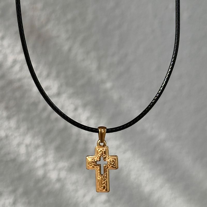 Collana con croce in corda di pelle nera retrò in acciaio al titanio placcato oro Spot INS_voghion.com