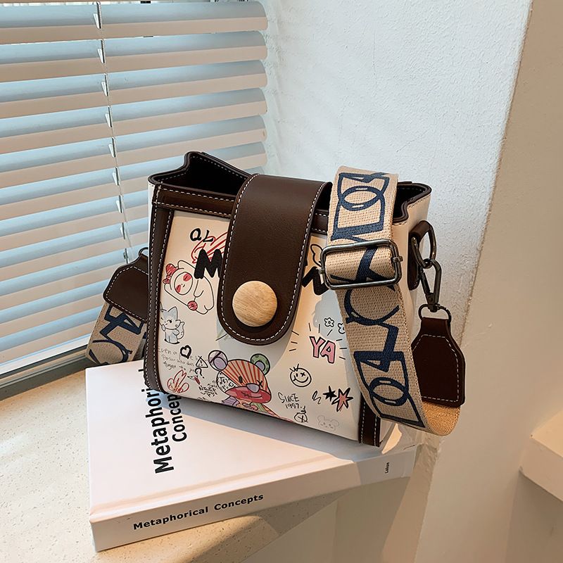 Estate per le donne 2024 Nuova moda alla moda, tracolla a secchiello versatile, orso graffiti, tracolla larga, piccola borsa quadrata_voghion.com