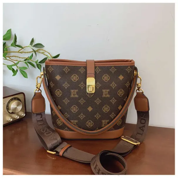 Designer Wide Strap Bucket For Women 2025 New Pattern Shoulder Large Capacity Crossbody Bag_voghion.com