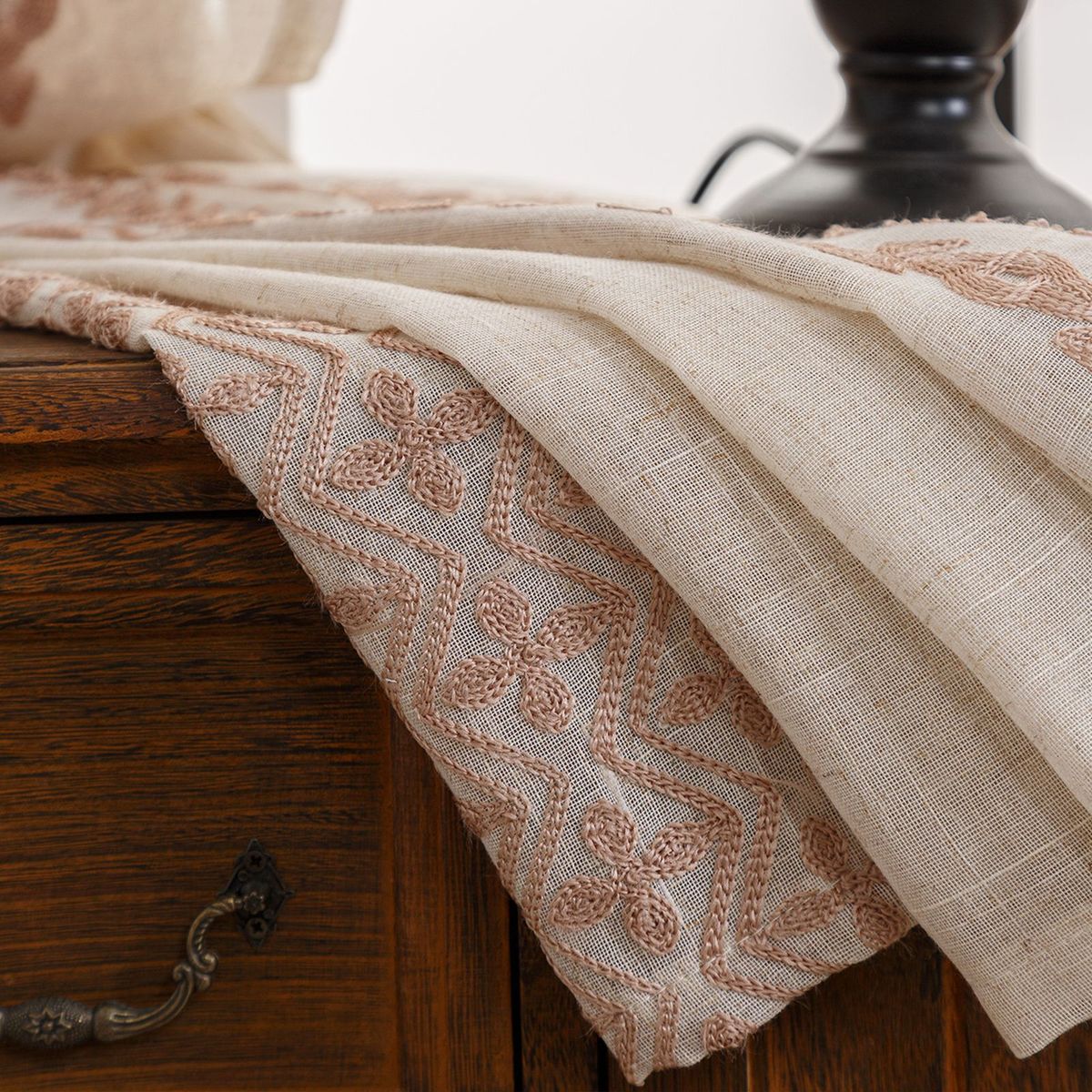 Bézs színű, lenvászon hímzett függönyök, félig fényzáró, friss, geometrikus mintás hímzett függönyök, hálószoba, konyha, nappali, dolgozószoba függönyök_voghion.com